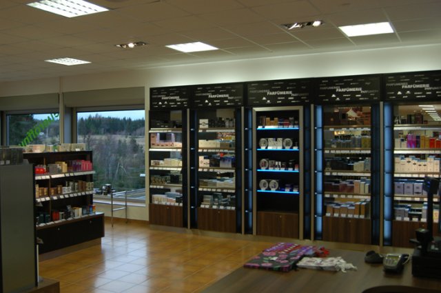 Rekonstrukce prodejní haly - prodejna Free one shop