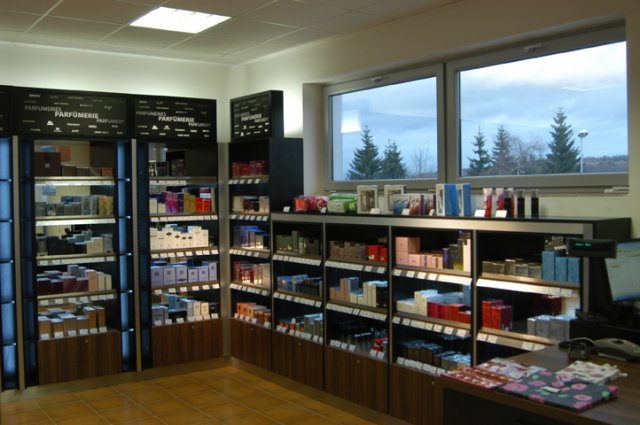 Rekonstrukce prodejní haly - prodejna Free one shop